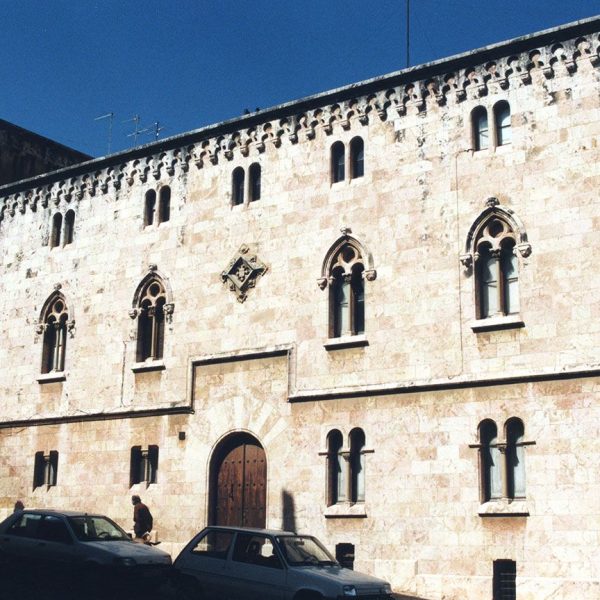 Tarragona.-Casa dels Canonges, d’estil historicista del S. XIX de dues plantes amb finestres neogòtiques de dos models. Sota cobert hi ha un fris d’arcs cecs (4/1999)