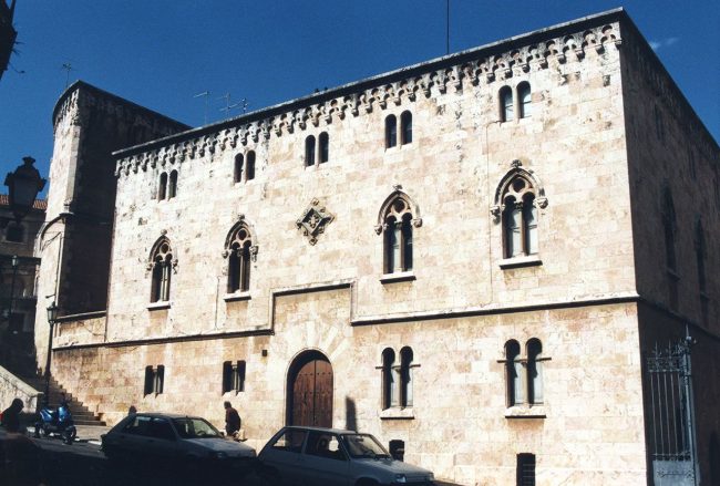 Tarragona.-Casa dels Canonges, d’estil historicista del S. XIX de dues plantes amb finestres neogòtiques de dos models. Sota cobert hi ha un fris d’arcs cecs (4/1999)