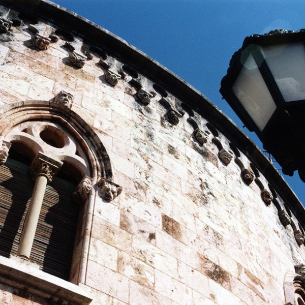 Tarragona.-Casa dels Canonges, d’estil historicista del S. XIX de dues plantes amb finestres neogòtiques de dos models. Sota cobert hi ha un fris d’arcs cecs (4/1999)