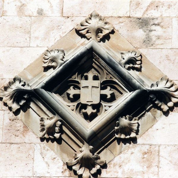 Tarragona.-Casa dels Canonges, d’estil historicista del S. XIX de dues plantes. Escut heràldic esculpit sobre la porta del primer pis (4/1999)