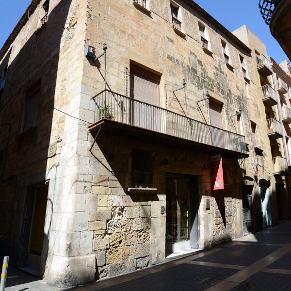 Tarragona.- Casa de l’Abat de Poblet del S. XIX de planta baixa i dos pisos. A l’interior conserva l’antiga disposició conventual (3/2018)