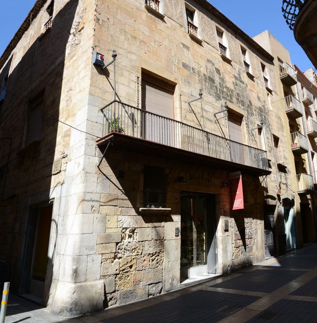 Tarragona.- Casa de l’Abat de Poblet del S. XIX de planta baixa i dos pisos. A l’interior conserva l’antiga disposició conventual (3/2018)