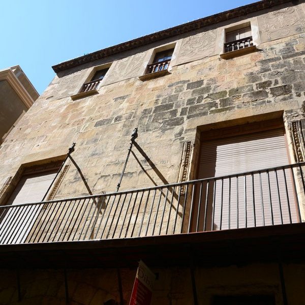 Tarragona.- Casa de l’Abat de Poblet del S. XIX de planta baixa i dos pisos. A l’interior conserva l’antiga disposició conventual (3/2018)