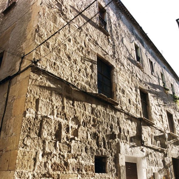 Tarragona.- Casa de l’Abat de Poblet del S. XIX. Façana de carrer de l’Abat que la que trobem una de les finestres del segon pis geminada (10/1998)