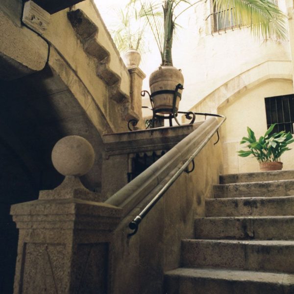 Tarragona.- Casa de l’Abat de Poblet del S. XIX amb l’escala noble. Conserva l’antiga disposició conventual amb les seves cel·les (6/1999)