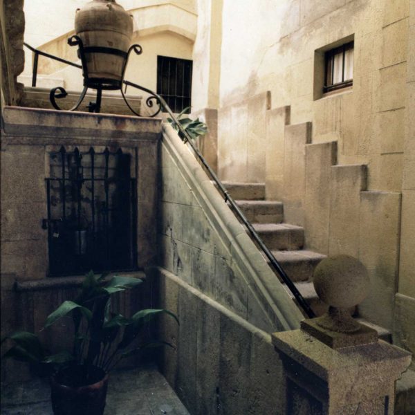 Tarragona.- Casa de l’Abat de Poblet del S. XIX amb l’escala noble. Conserva l’antiga disposició conventual amb les seves cel·les (6/1999)