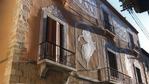 Tarragona.- Casa del Degà, edifici de planta baixa i dos pisos. Hi destaquen a la façana reproduccions de làpides hebrees i romanes i esgrafiats moderns (11/1999)
