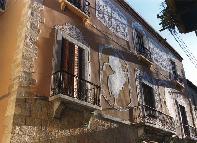 Tarragona.- Casa del Degà, edifici de planta baixa i dos pisos. Hi destaquen a la façana reproduccions de làpides hebrees i romanes i esgrafiats moderns (11/1999)