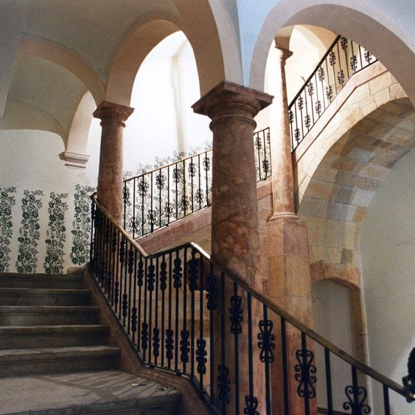 Tarragona.- Casa del Degà que va ser durant el S. XV la casa del Degà de la Seu. Pati amb l’escala noble d’accés als pisos suportada per columnes i arcades (11/1999)