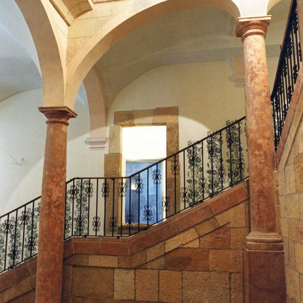 Tarragona.- Casa del Degà que va ser durant el S. XV la casa del Degà de la Seu. Pati amb l’escala noble d’accés als pisos suportada per columnes i arcades (11/1999)
