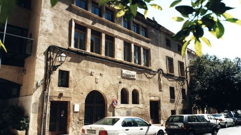 Tarragona.- Casa dels Concilis del S. XVI de planta baixa i dos pisos amb la porta d’arc de mig punt que te esculpit l’escut T (tau) de Santa Tecla (4/1999)