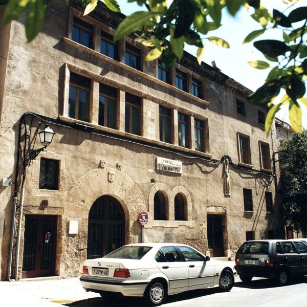Tarragona.- Casa dels Concilis del S. XVI de planta baixa i dos pisos amb la porta d’arc de mig punt que te esculpit l’escut T (tau) de Santa Tecla (4/1999)