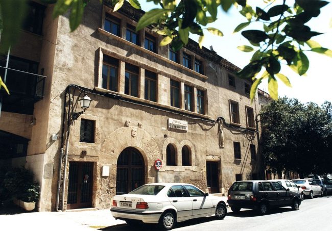 Tarragona.- Casa dels Concilis del S. XVI de planta baixa i dos pisos amb la porta d’arc de mig punt que te esculpit l’escut T (tau) de Santa Tecla (4/1999)