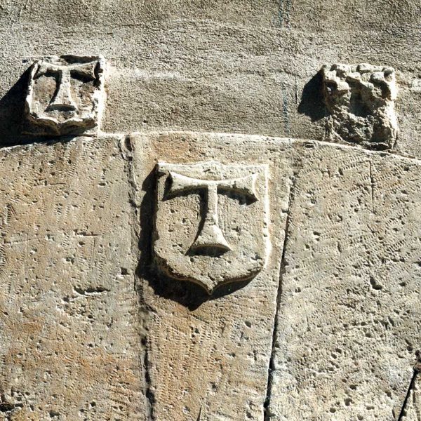 Tarragona.- Casa dels Concilis del S. XVI de planta baixa i dos pisos. Escut amb la T (Tau) esculpit dins i fora de la llinda de la porta (4/1999)