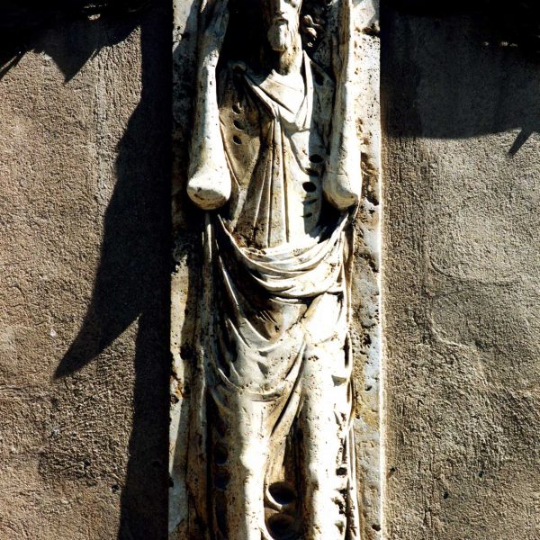 Tarragona.- Casa dels Concilis del S. XVI que té esculpida a la façana la imatge de Sant Pau “l’Espantat” obra de M. Saumells de l’any 1962 (4/1999)