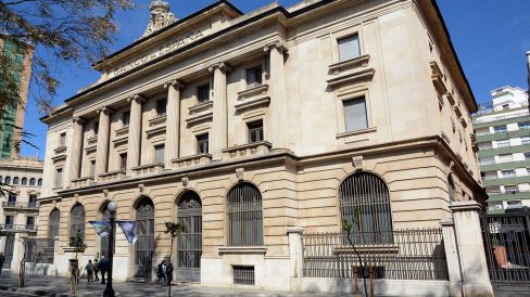 Tarragona.- Banc d’Espanya d’estil academicista del S. XX amb una façana amb sis columnes jòniques i el corona un escut amb les armes reials (3/2018)