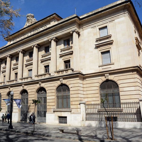 Tarragona.- Banc d’Espanya d’estil academicista del S. XX amb una façana amb sis columnes jòniques i el corona un escut amb les armes reials (3/2018)