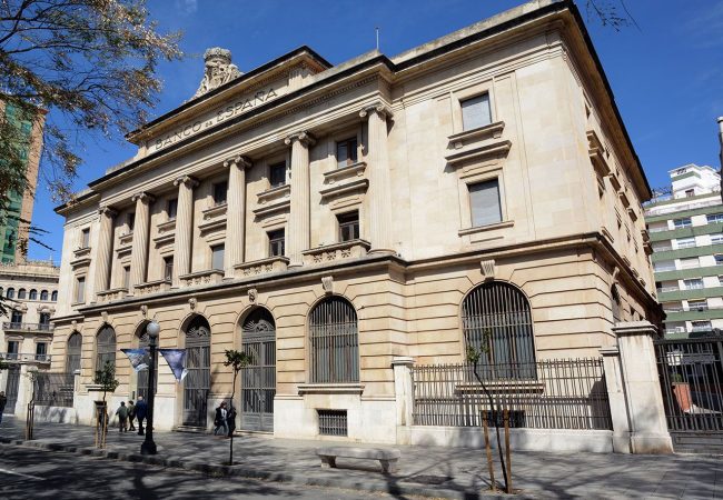 Tarragona.- Banc d’Espanya d’estil academicista del S. XX amb una façana amb sis columnes jòniques i el corona un escut amb les armes reials (3/2018)