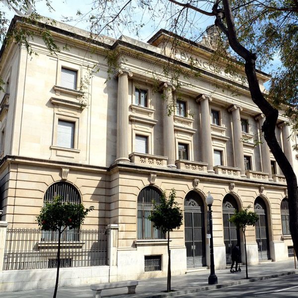 Tarragona.- Banc d’Espanya d’estil academicista del S. XX amb una façana amb sis columnes jòniques i el corona un escut amb les armes reials (3/2018)