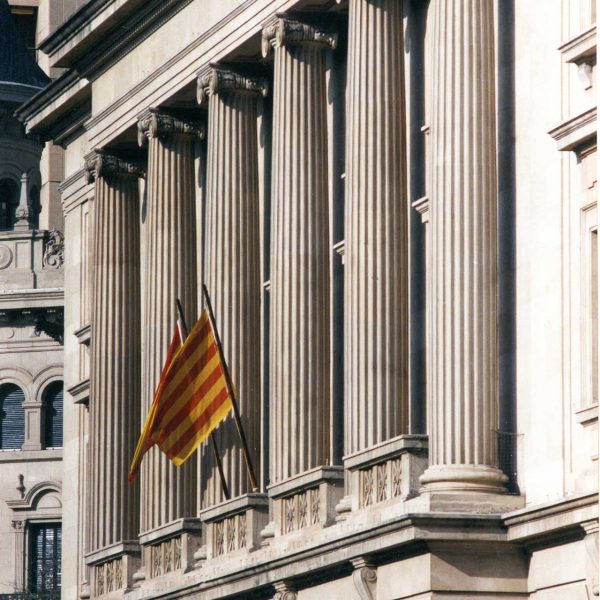 Tarragona.- Banc d’Espanya d’estil academicista del S. XX amb una façana amb sis columnes jòniques i el corona un escut amb les armes reials (11/1998)