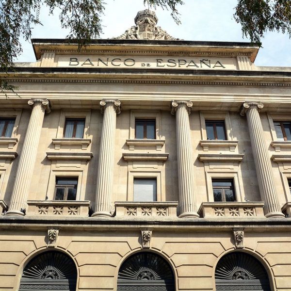 Tarragona.- Banc d’Espanya d’estil academicista del S. XX amb una façana amb sis columnes jòniques i el corona un escut amb les armes reials (3/2018)