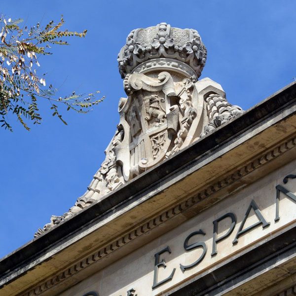 Tarragona.- Banc d’Espanya d’estil academicista del S. XX amb la part superior de la façana on figura el nom de l’Entitat i un escut amb les armes reials (3/2018)