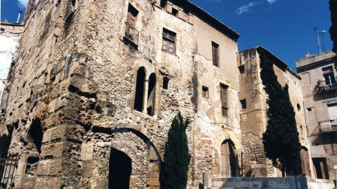 Tarragona.- Casa de les Beates del convent de Sant Domènech, S. XII/XVII d’estils romànic i gòtic construït sobre les ruïnes del temple romà (4/1999)