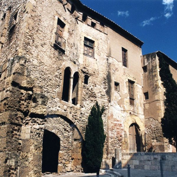 Tarragona.- Casa de les Beates del convent de Sant Domènech, S. XII/XVII d’estils romànic i gòtic construït sobre les ruïnes del temple romà (4/1999)