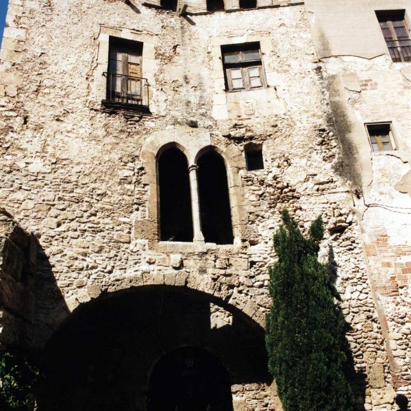 Tarragona.- Casa de les Beates del convent de Sant Domènech, S. XII/XVII d’estils romànic i gòtic construït sobre les ruïnes del temple romà (4/1999)