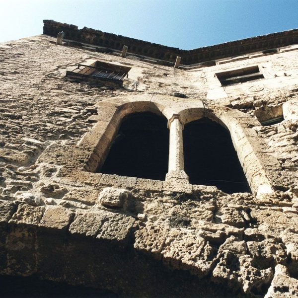 Tarragona.- Casa de les Beates del convent de Sant Domènech, S. XII/XVII d’estils romànic i gòtic construït sobre les ruïnes del temple romà (6/1999)
