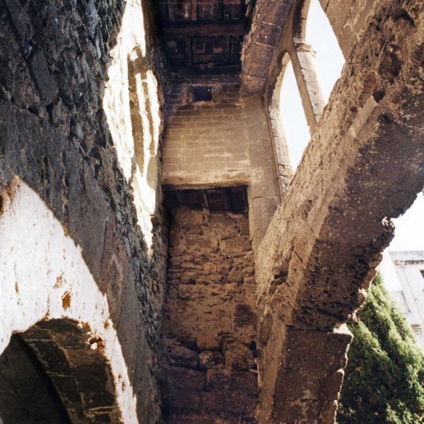 Tarragona.- Casa de les Beates del convent de Sant Domènech, S. XII/XVII d’estils romànic i gòtic. Porxo format per dos arcs de mig punt (12/1998)