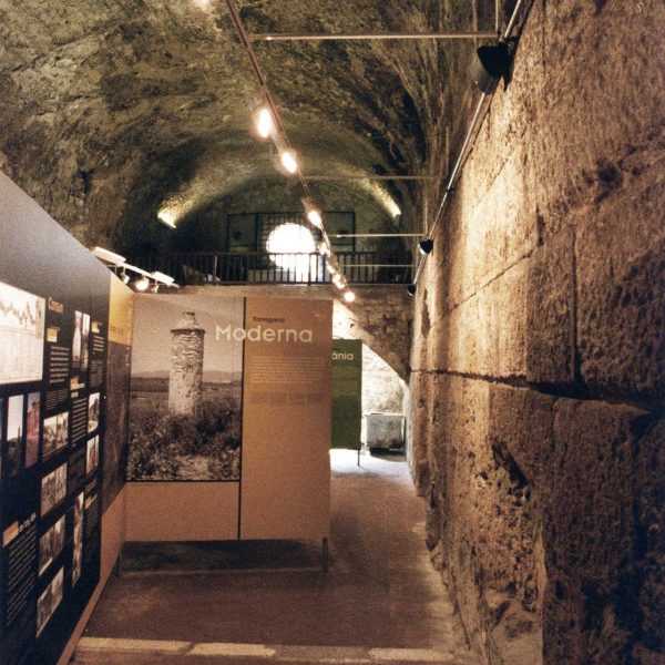 Tarragona.- Casa de les Beates del convent de Sant Domènech. Volta romana que formava part de les estructures del fòrum romà (10/1998)