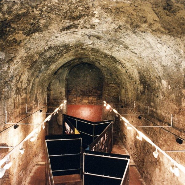 Tarragona.- Casa de les Beates del convent de Sant Domènech. Volta romana que formava part de les estructures del fòrum romà (10/1998)