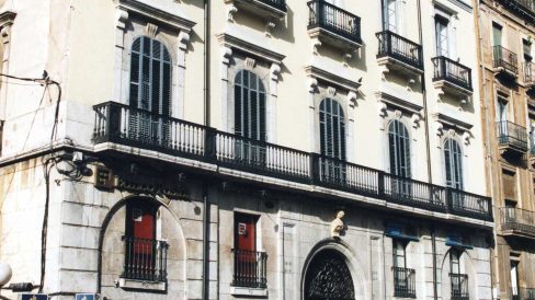 Tarragona.- Casa Castellví o Mateu Feliu d’estil eclèctic de quatre plantes. A la segona hi ha un balcó al llarg de la façana amb cinc balconeres i llindes rectes (5/1999)