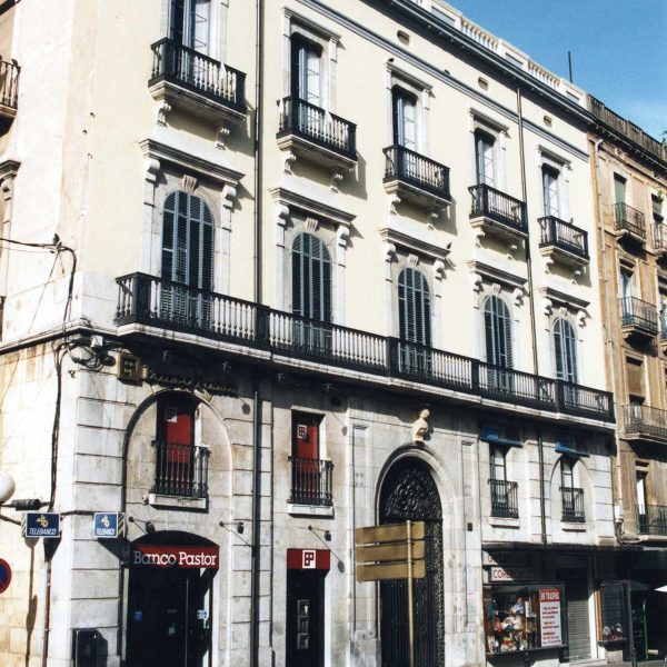 Tarragona.- Casa Castellví o Mateu Feliu d’estil eclèctic de quatre plantes. A la segona hi ha un balcó al llarg de la façana amb cinc balconeres i llindes rectes (5/1999)