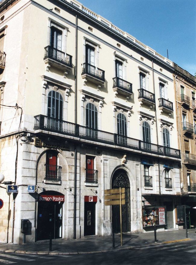Tarragona.- Casa Castellví o Mateu Feliu d’estil eclèctic de quatre plantes. A la segona hi ha un balcó al llarg de la façana amb cinc balconeres i llindes rectes (5/1999)