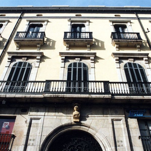Tarragona.- Casa Castellví o Mateu Feliu d’estil eclèctic de quatre plantes. A la segona hi ha un balcó al llarg de la façana amb cinc balconeres i llindes rectes (5/1999)