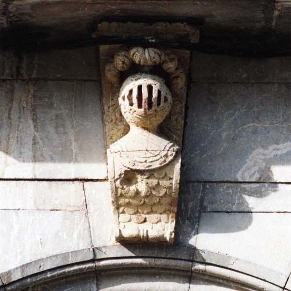 Tarragona.- Casa Castellví o Mateu Feliu d’estil eclèctic de quatre plantes. Elm amb cimera sobre el dintell de la porta (5/1999)