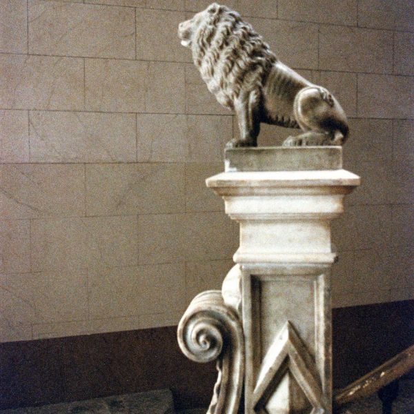 Tarragona.- Casa Castellví o Mateu Feliu d’estil eclèctic de quatre plantes. Lleó que decora el pilar de la barana de l’escala (1/1999)