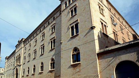 Tarragona.- Seminari Pontifici, historicista del S. XIX de planta baixa i quatre pisos amb dues torres laterals. Al centre sobresurt l’entrada principal (3/2018)