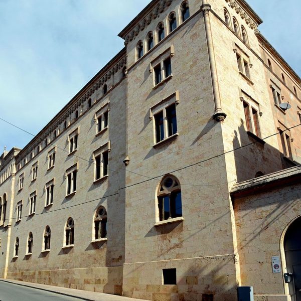 Tarragona.- Seminari Pontifici, historicista del S. XIX de planta baixa i quatre pisos amb dues torres laterals. Al centre sobresurt l’entrada principal (3/2018)