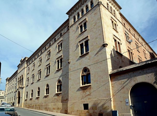 Tarragona.- Seminari Pontifici, historicista del S. XIX de planta baixa i quatre pisos amb dues torres laterals. Al centre sobresurt l’entrada principal (3/2018)