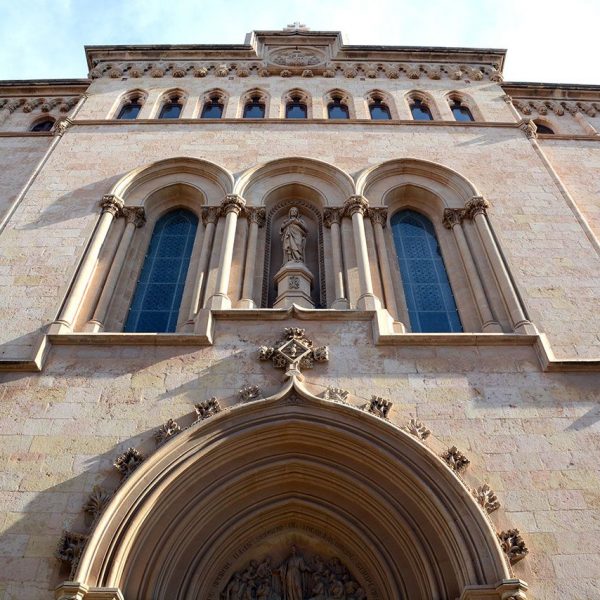 Tarragona.-Seminari Pontifici, historicista del S. XIX. Cos lleugerament sobresortit amb la portalada d’arc conopial i d’arquivoltes en degradació (3/2018)