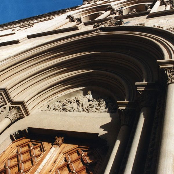 Tarragona.- Seminari Pontifici, historicista del S. XIX. Cos de la façana amb la portalada d’arc conopial i timpà esculpit (11/1998)