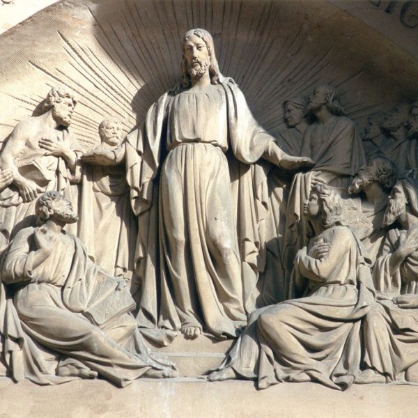 Tarragona.-Seminari Pontifici, historicista del S. XIX. Timpà de la portalada amb les imatges de Jesús i els seus deixebles (11/1998)