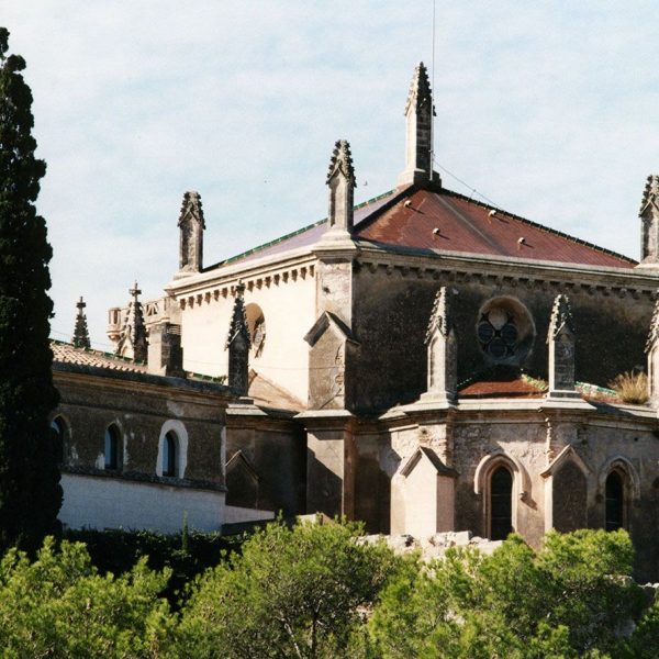 Tarragona.-Seminari Pontifici, historicista del S. XIX. Vista posterior de la capella amb l’absis poligonal i pinacles als contraforts (9/1998)