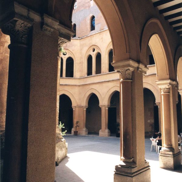 Tarragona.-Seminari Pontifici. Claustre de Sant Pau que amb tot el seminari fou remodelat l’any 2012 al convertir-se en el Centre Tarraconense El Seminari (4/1999)