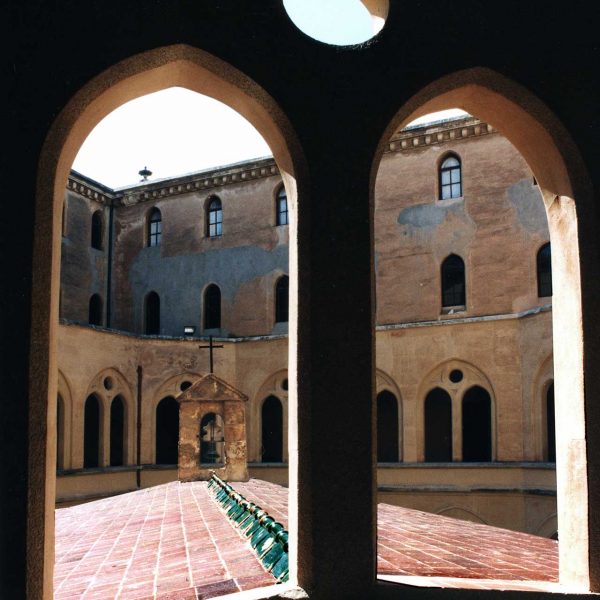 Tarragona.-Seminari Pontifici, historicista del S. XIX. Galeria del primer pis del claustre de Sant Pau amb unes arcades alineades sobre la coberta de la capella (4/1999)