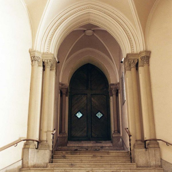 Tarragona.-Seminari Pontifici. Entrada a la Capella Major a través d’una escala amb pòrtic de volta d’aresta suportat per columnes amb capitells (6/1999)