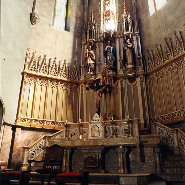 Tarragona.- Capella Major del Seminari Pontifici, S. XIX. Vista del presbiteri i de l’altar de marbre amb doble escalinata per l’adoració al Sant Crist (6/1999)